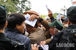 Hàng trăm người hợp sức tung cửa đòi mua vé, trụ sở VFF hỗn loạn