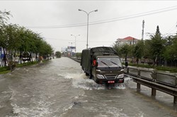 Quốc lộ ngập lụt, ôtô phải di chuyển lên cao tốc Đà Nẵng – Quảng Ngãi