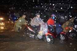 TPHCM sấm sét, trời đen kịt, mưa lớn bất thường: Nguyên nhân do đâu?