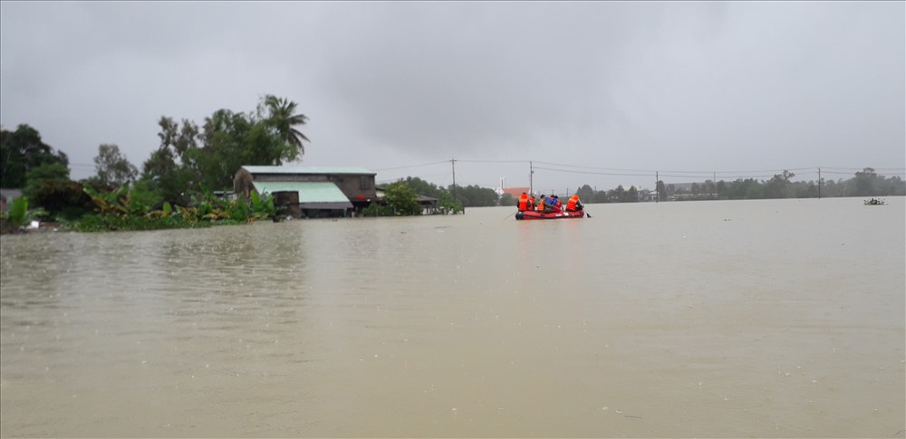 D&ugrave; mưa đ&atilde; tạnh nhưng nước vẫn c&ograve;n ngập khắp nơi. Ảnh: Đ.V