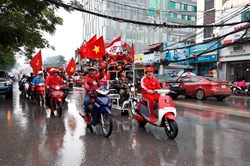 CĐV Hải Phòng đội mưa cổ vũ đội tuyển trước trận Malaysia vs Việt Nam