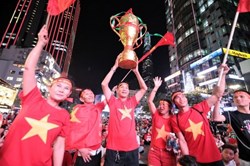 Phố đi bộ Nguyễn Huệ tưng bừng trước trận chung kết lượt đi AFF Cup