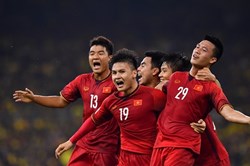 Đức Huy sút xa đẳng cấp vào lưới Malaysia trong trận chung kết AFF