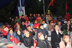 Việt Nam - Malaysia: Gia đình Đức Huy vỡ òa sau bàn thắng của con trai