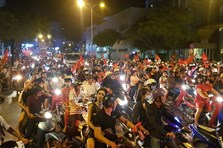 Dù hòa tiếc nuối nhưng CĐV Sài Gòn vẫn ào ào "đi bão" sau trận đấu
