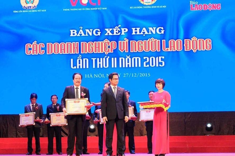 Giám đốc Cty Đầu tư Xây dựng Thái Nguyên - ông Vũ Đức Tư (bên trái) tại lễ tôn vinh “Doanh nghiệp vì Người lao động” lần thứ 2 năm 2015. Ảnh: MH