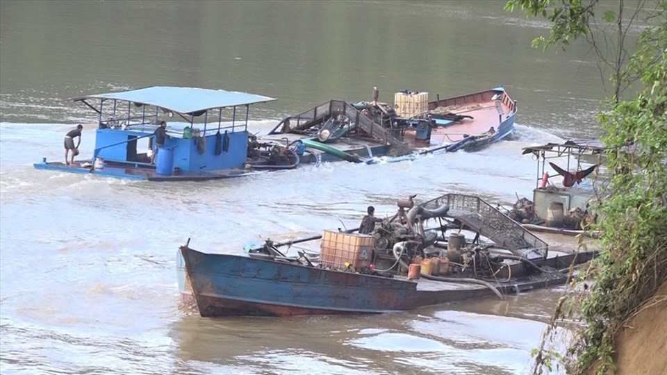Hình ảnh thượng nguồn sông Đồng Nai, thuộc tỉnh Bình Phước, đang bị các đối tượng khai thác cát lậu, gây ảnh hưởng môi trường nghiêm trọng. Ảnh: Mạnh Hùng Hình ảnh thượng nguồn sông Đồng Nai, thuộc tỉnh Bình Phước, đang bị các đối tượng khai thác cát lậu, gây ảnh hưởng môi trường nghiêm trọng. Ảnh: Mạnh Hùng