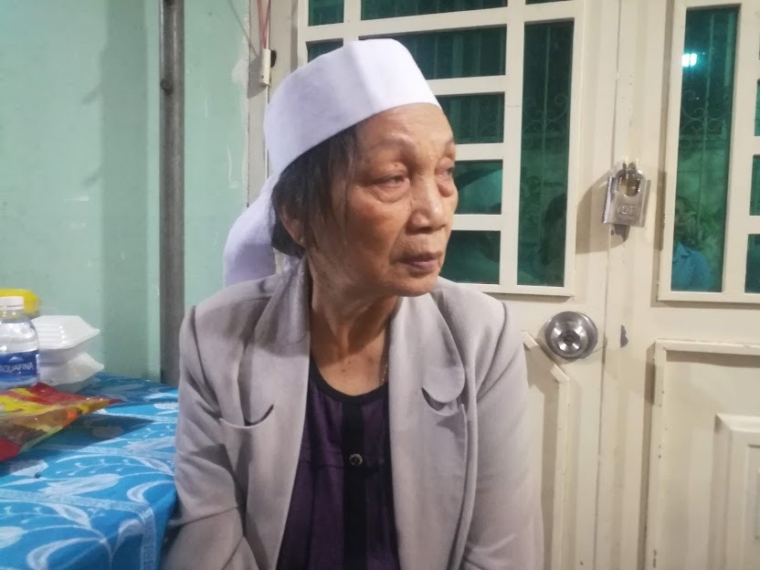 Mẹ gi&agrave; đội tang con. Ảnh: XH