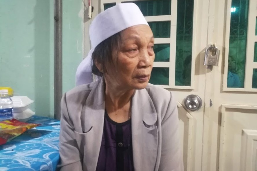 Mẹ già đội tang con. Ảnh: XH