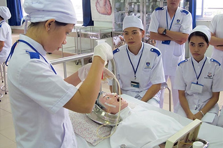 Sinh viên theo học Trung cấp Y khoa Pasteur Hà Nội đang thực nghiệm quy trình cấp cứu.