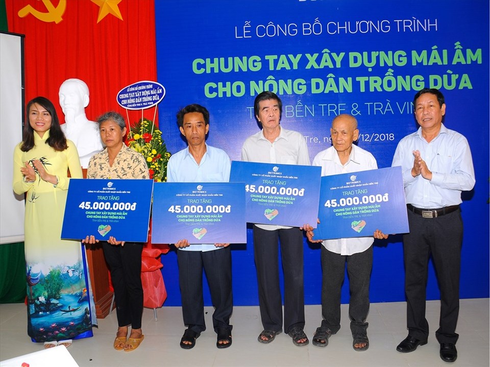 Bà Châu Kim Yến – Tổng giám đốc Betrimex trao số tiền hỗ trợ xây nhà tình thương cho các hộ dân trồng dừa. Bà Châu Kim Yến – Tổng giám đốc Betrimex trao số tiền hỗ trợ xây nhà tình thương cho các hộ dân trồng dừa.