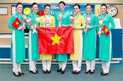 Chuyện kể của nàng 'hoa hậu' trên chuyến bay đón ĐT Việt Nam trở về