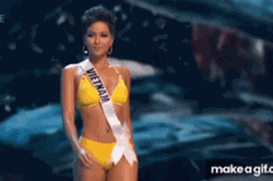Diện bikini, H'Hen Niê khoe vẻ sexy trên sân khấu Miss Universe