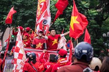 CĐV đốt pháo, hát hò khắp các con phố trước trận Việt Nam vs Malaysia