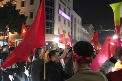 Phố Hà Nội "ngập" trong pháo sáng mừng tuyển Việt Nam vô địch AFF Cup