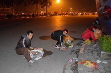 Không đi "bão", nhóm CĐV ở lại nhặt rác "cứu" SVĐ Mỹ Đình