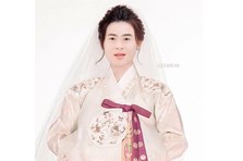 Cầu thủ Việt Nam hoá mỹ nhân trong loạt ảnh chế "cười bể bụng"
