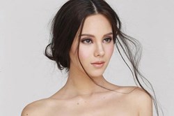 Ngắm nhan sắc đời thường đẹp mơ màng của tân Hoa hậu Hoàn vũ 2018