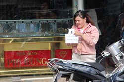 Bình Dương: Cô gái táo tợn cướp giật ở tiệm vàng rồi bỏ chạy