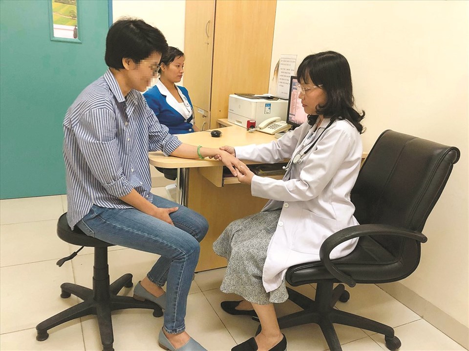 Bác sĩ điều trị cho bệnh nhân loãng xương. Bác sĩ điều trị cho bệnh nhân loãng xương.