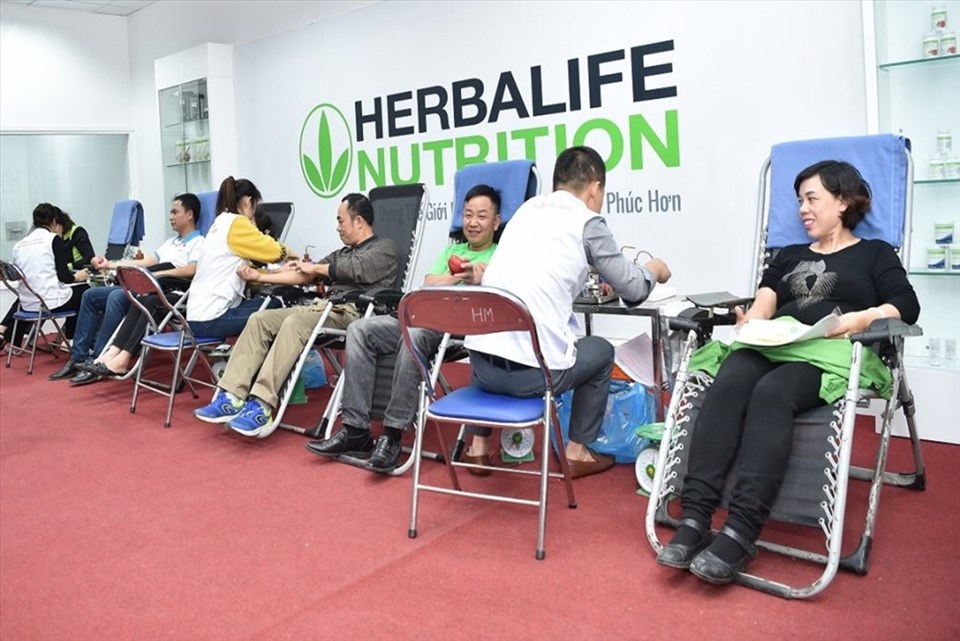 Các thành viên độc lập và nhân viên Herbalife nhiệt tình tham gia hiến máu tình nguyện. Các thành viên độc lập và nhân viên Herbalife nhiệt tình tham gia hiến máu tình nguyện.