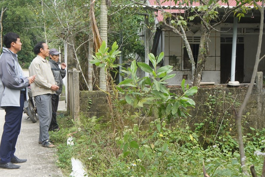 Người dân thôn Trung Trinh hết sức lo lắng trước tồn dư của các kho thuốc