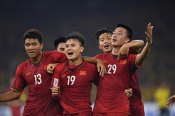 Hình ảnh ăn mừng bàn thắng của tuyển Việt Nam vào đề thi Lịch sử