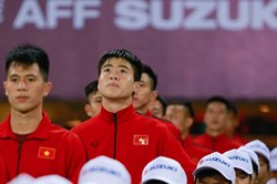 Từ cánh cổng khóa nhà Duy Mạnh...