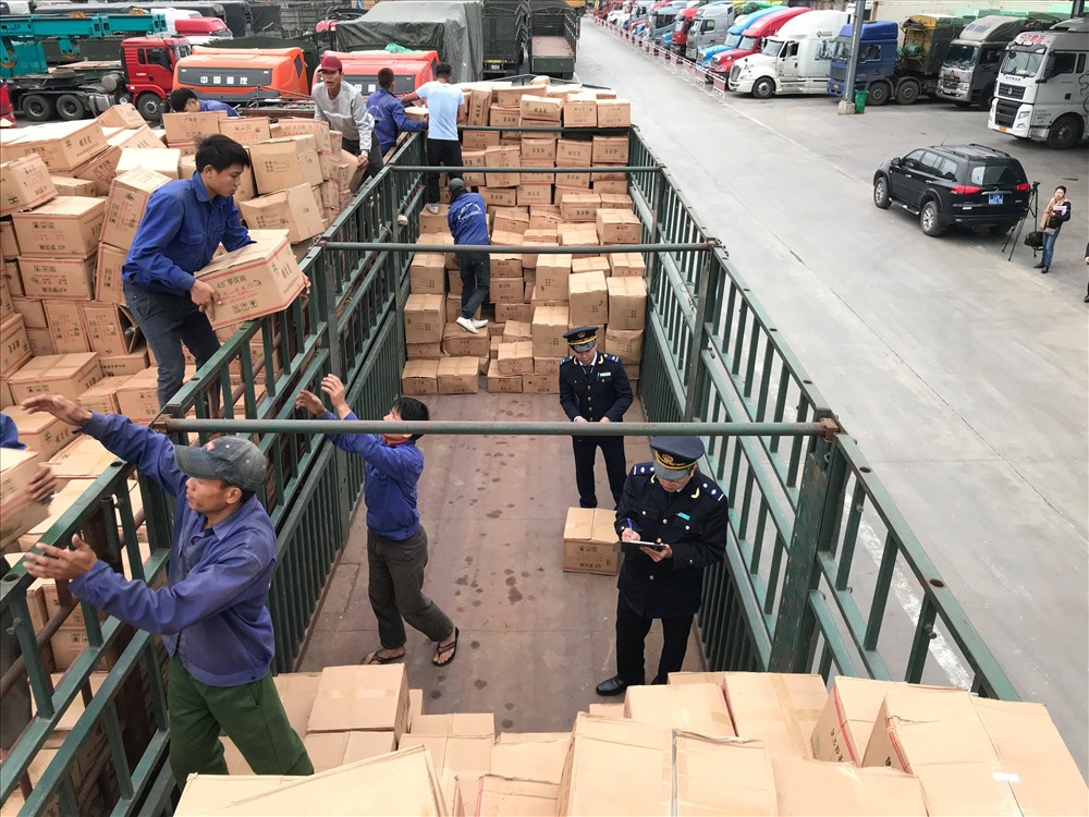 Hải quan Lạng Sơn tăng cường kiểm tra, chống bu&ocirc;n lậu trong dịp cuối năm. Ảnh: KH 