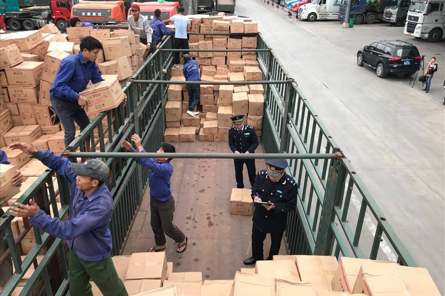 Hải quan Lạng Sơn tăng cường kiểm tra, chống buôn lậu trong dịp cuối năm. Ảnh: KH