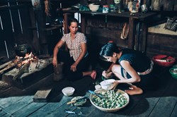 Khoảnh khắc giản dị của H'Hen Niê làm lay động trái tim bạn bè quốc tế