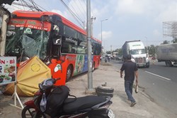 "Hoảng hồn" hiện trường vụ xe Phương Trang "phi" vào quán ăn