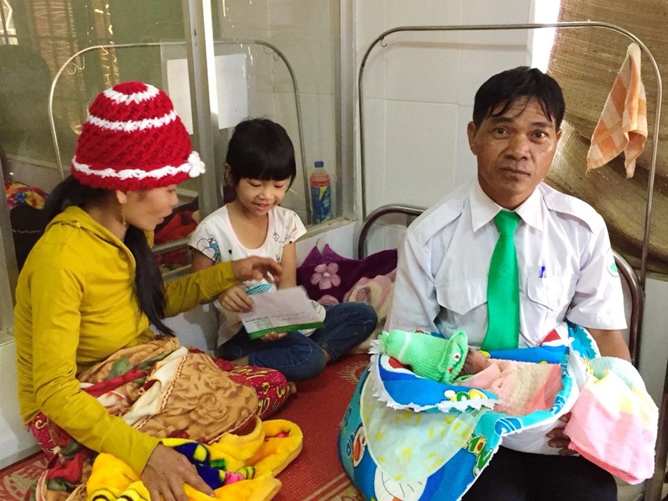 Lái xe Kpa Điêm của hãng taxi Mai Linh vui mừng bế bé gái mới sinh. Ảnh: M.L Lái xe Kpa Điêm của hãng taxi Mai Linh vui mừng bế bé gái mới sinh. Ảnh: M.L