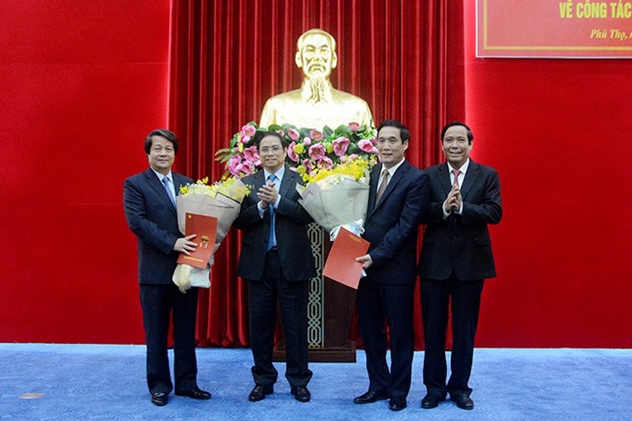 Trưởng Ban Tổ chức Trung ương Phạm Minh Chính (thứ 2 từ trái qua) trao quyết định nghỉ hưu cho ông Hoàng Dân Mạc (ngoài cũng bên trái) và quyết định bổ nhiệm ông  Bùi Minh Châu (thứ 3 tứ trái qua) làm Bí thư Tỉnh uỷ Phú Thọ. Ảnh: VGP