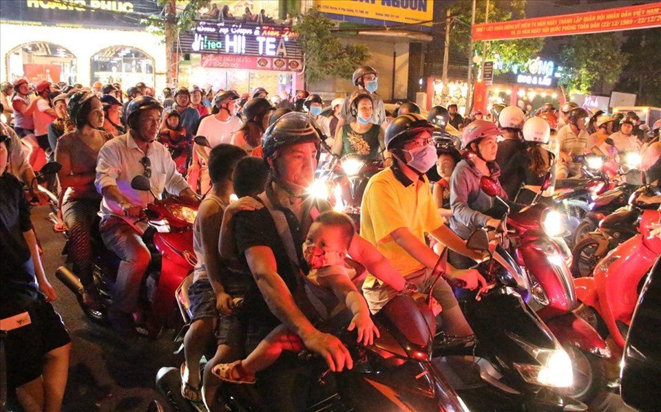 Ở các ngã ba giao thông rối loạn. Ở các ngã ba giao thông rối loạn.
