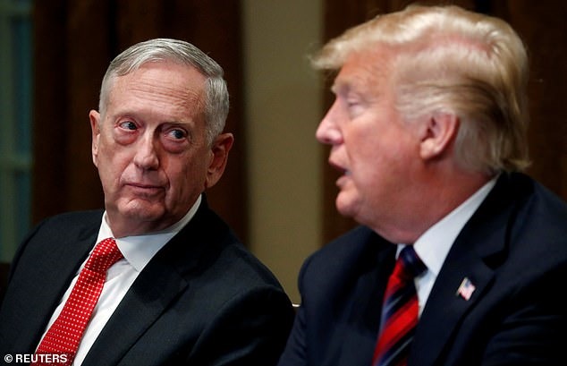 Tướng James Mattis (tr&aacute;i) sẽ rời nội c&aacute;c của &ocirc;ng Donald Trump sớm hơn lộ tr&igrave;nh dự kiến. Ảnh: Reuters. 
