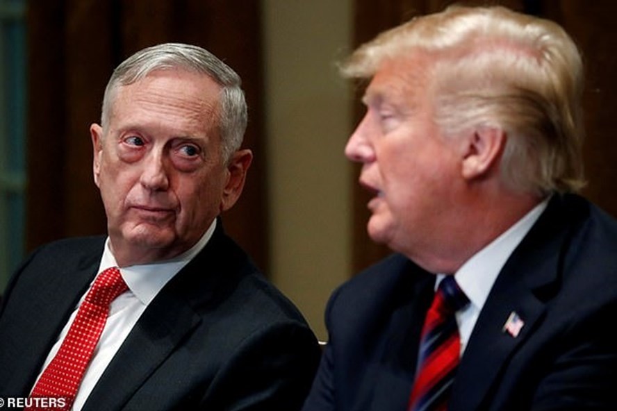 Tướng James Mattis (trái) sẽ rời nội các của ông Donald Trump sớm hơn lộ trình dự kiến. Ảnh: Reuters.