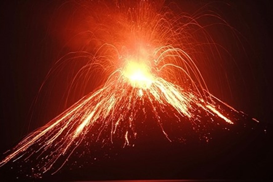 Núi lửa Krakatoa ở Indonesia hoạt động hồi tháng 7 vừa qua. Ảnh: AFP.