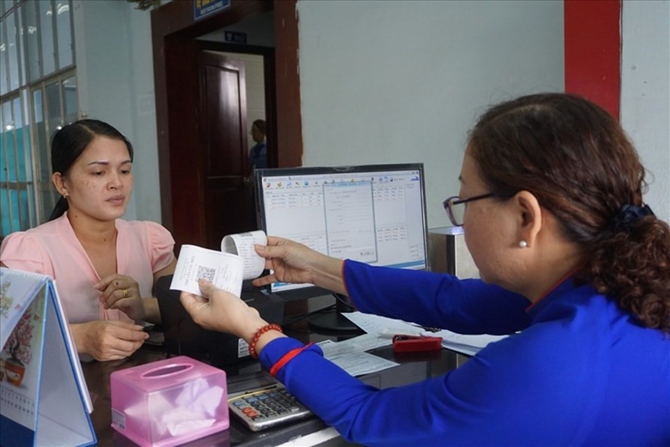 Hành khách mua vé tàu Tết 2019 ở ga Sài Gòn. Ảnh: M.Q Hành khách mua vé tàu Tết 2019 ở ga Sài Gòn. Ảnh: M.Q