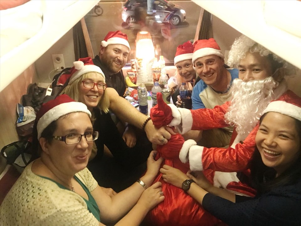 Hành khách quốc tế tỏ ra khá vui mừng vui được hưởng không khí Noel trên chuyến tàu. Hành khách quốc tế tỏ ra khá vui mừng vui được hưởng không khí Noel trên chuyến tàu.