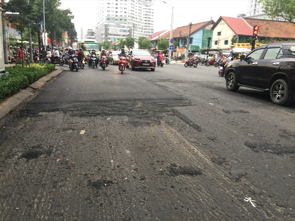 Đường Ho&agrave;ng Diệu, quận 4 đang được c&agrave;o mặt đường l&ecirc;n để tr&aacute;n th&ecirc;m một lớp nhựa mới.