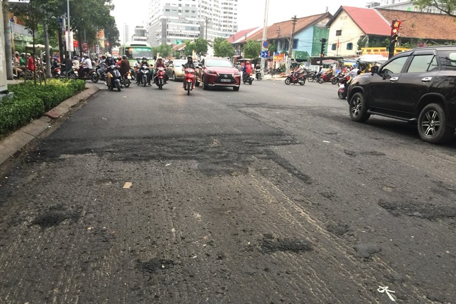 Đường Hoàng Diệu, quận 4 đang được cào mặt đường lên để trán thêm một lớp nhựa mới.