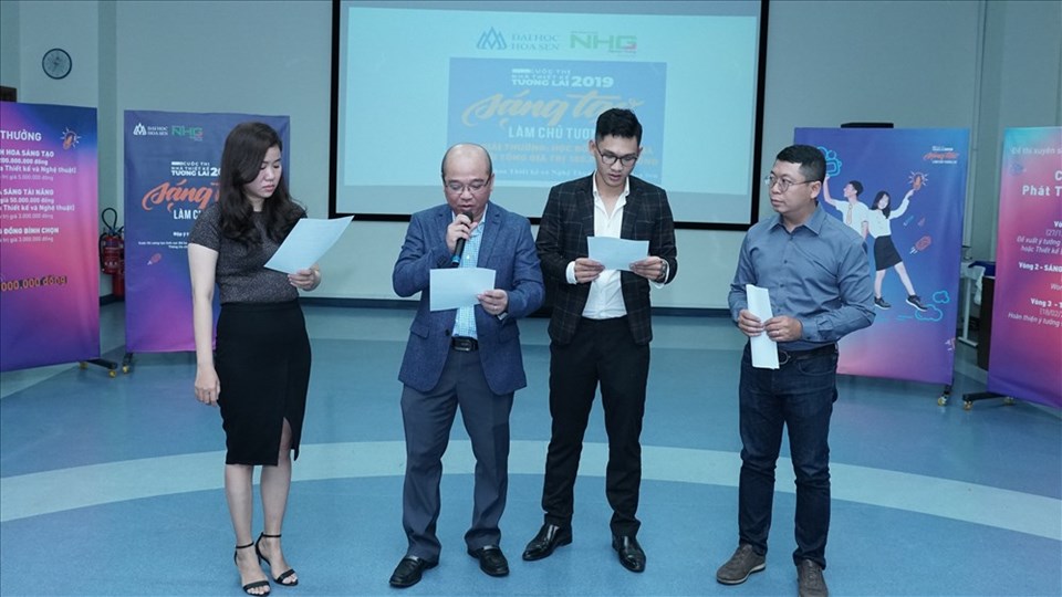 Ban tổ chức cuộc thi công bố đề thi. Ban tổ chức cuộc thi công bố đề thi.