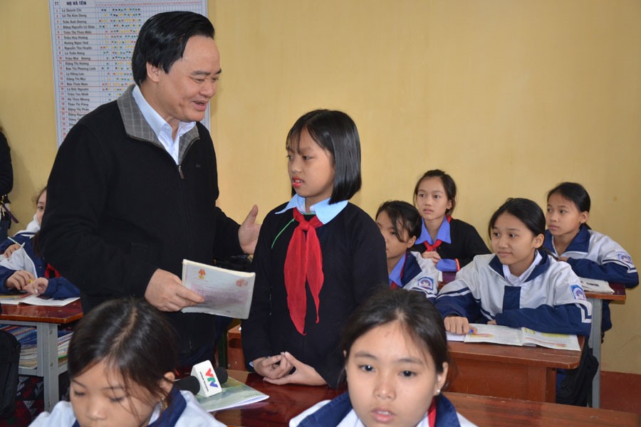 Bộ trưởng Ph&ugrave;ng Xu&acirc;n Nhạ thăm học sinh Trường Phổ th&ocirc;ng D&acirc;n tộc nội tr&uacute;. Ảnh: HUY&Ecirc;N NGUYỄN