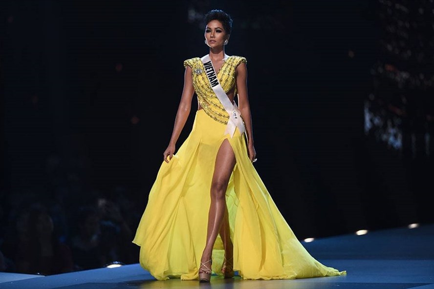 Hoa hậu H'Hen Niê trên sân khấu Miss Universe 2018.