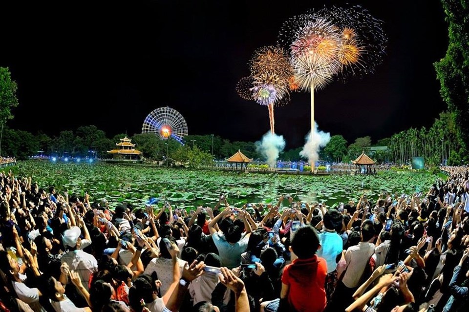 Tết Dương lịch 2019 TPHCM sẽ tổ chức bắn pháo hoa ở nóc hầm Thủ Thiêm và Công viên văn hóa Đầm Sen. Tết Dương lịch 2019 TPHCM sẽ tổ chức bắn pháo hoa ở nóc hầm Thủ Thiêm và Công viên văn hóa Đầm Sen.