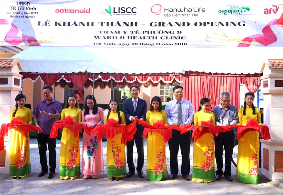 Cắt băng khánh thành Trung tâm Y tế Phường 9, thành phố Trà Vinh do Hanwha Life Việt Nam tài trợ xây dựng. Cắt băng khánh thành Trung tâm Y tế Phường 9, thành phố Trà Vinh do Hanwha Life Việt Nam tài trợ xây dựng.