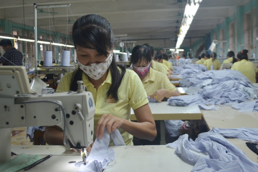 Rất nhiều công nhân lao động ở Cty CP may Quảng Ninh thiệt thòi do doanh nghiệp chậm đóng BHXH kéo dài đã ảnh hưởng đến quyền lợi của chính họ. Ảnh: T.N.D