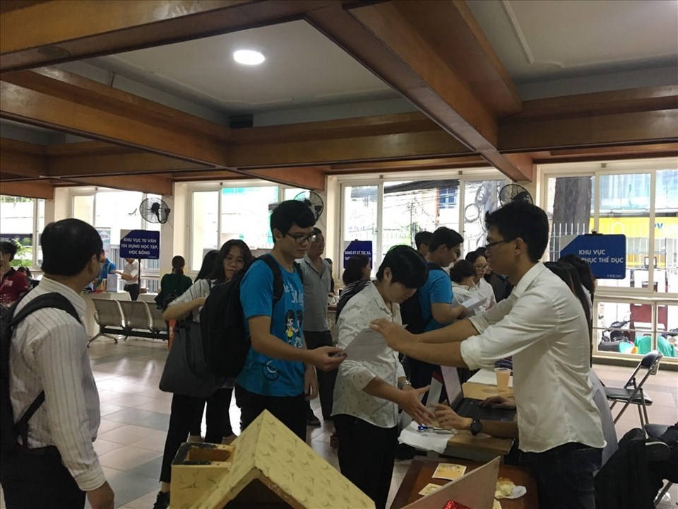 Thí sinh làm thủ tục xác nhận nhập học tại trường ĐH Kinh tế TP.HCM Thí sinh làm thủ tục xác nhận nhập học tại trường ĐH Kinh tế TP.HCM