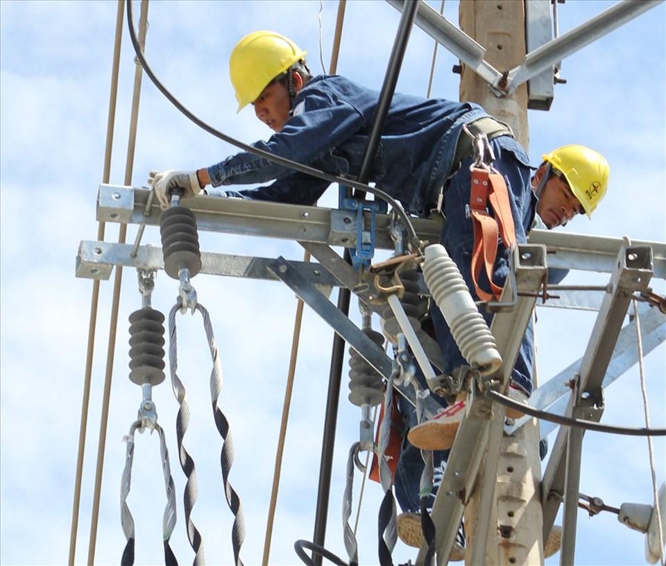 Công nhân của EVNHCMC sửa chữa đường dây điện. Công nhân của EVNHCMC sửa chữa đường dây điện.